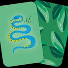 Links zeigt eine Illustration eine blaue Schlange mit gelben Streifen auf grünem Hintergrund. Rechts sind grüne Blätter.