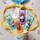 Vier bunte Schlüsselanhänger mit Tierfiguren, jeweils "Kleiner Mutmacher" und motivierende Sprüche wie "Du schaffst das!".