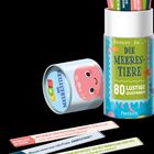 "Kennst du ...? DIE MEERESTIERE 80 LUSTIGE QUIZFRAGEN." Bunte Karten ragen aus einer Dose mit fröhlichem Meeresmotiv hervor.