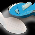 Weiße Karte in Fischform mit blauen Linien auf schwarzem Hintergrund, daneben eine offene Dose.