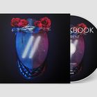 CD-Cover mit hellem Helm und roten Rosen. Der Helm hat leuchtende Streifen, in Blau und Lila getaucht.