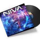 "NIVA STRATOSPHERIC" in großen Buchstaben. Bunte, abstrakte Illustration mit einem schwebenden Sphärenmotiv und einer Vinyl-Schallplatte.
