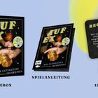 Text: "AUF EX, Das ultimative Trinkspiel," "REGEL," "FRAGE," "SPIELEBOX," "SPIELANLEITUNG," "128 KARTEN" – Design mit Getränken.