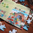 In Schmuddelfing gibt es jede Menge Schrott und Müll. Illustration zeigt Wesen in und um ein Haus, viele Details, Puzzle-Stücke.