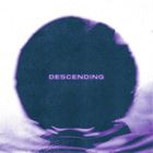 Text "DESCENDING" in der Mitte. Dunkler Schatten, umgeben von violettem Schimmer, der wellenartig ausläuft.