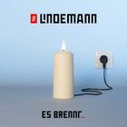 „LINDEMANN“ und „ES BRENNT...“ vor hellem Hintergrund, elektrische Kerze in Steckdose.
