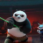 Ein Panda mit grünem Stab und ein kleiner Fuchs in Kampfposen, in einem rot beleuchteten Raum. Animation.