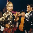 Eine Gruppe von fünf Personen in bunter Kleidung und Lederjacken draußen bei Nacht.