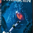 "Von den Machern von T-34" und "KRAKEN" in großen Buchstaben über blauer Unterwasserlandschaft mit einem U-Boot und einem großen Auge.