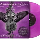 "Apocalyptica, Worlds Collide" in weißer Schrift auf einem lila Hintergrund mit einem cello-förmigen Totenkopf und Flügeln.