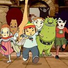 Fünf Cartoon-Kinder und zwei Monster laufen durch eine alte Steinhalle. Die Kinder wirken entschlossen.