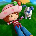 Eine Figur mit Erdbeermusterhut liegt auf Gras. Sie hält einen Schmetterling, daneben ein kleiner Hund mit blauem Ohr.