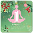 "Namasté! Zum Start: Einen Moment der Ruhe für dich." Illustration: Eine Figur im Lotussitz, umgeben von weihnachtlichem Grün.