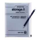 Ein silbernes Heft mit dem Aufdruck "storage.it", "2027", "open here"; daneben ein dunkelblauer Stift.