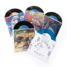 Auf den Hüllen: Japanische Schriftzeichen mit Abbildungen von Figuren aus animierten Filmen. Vinyl-Schallplatten sichtbar.