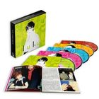 Box-Set mit fünf CDs in bunten Hüllen, daneben ein aufgeklapptes Booklet mit Bildern und Texten.