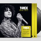 T.REX 1974-1977. Schwarz-weißes Foto eines Sängers mit lockigem Haar und Mikrofon, bunte Details, zwei Schallplatten.