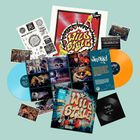 "Wild Style" mehrmals zwischen bunten Schallplatten und Fotos. Eine bunte, dynamische Komposition aus Hip-Hop-Elementen.