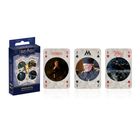 Texte: Hogsmeade, M. Spielkarten mit Harry Potter-Motiven: eine Figur trinkt, eine in Uniform, Schloss mit Booten auf Wasser.