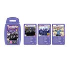Eine Spielkartenpackung mit "Top Trumps Specials K-Pop". Drei Karten: BTS, BLACKPINK, PSY. Jedes zeigt Name, Bild und Daten.