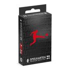 Text: "SPIELKARTEN PREMIUM QUALITÄT", "LIGA BUNDESLIGA" als Muster. Ein roter Fußballspieler-Schablone ziert die Verpackung.