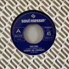 Schallplattenetikett: "soul messin'", "THIS GIRL," "COOKIN' ON 3 BURNERS," Stereo 45. Muster aus grauen Pfeilen.