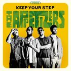 "KEEP YOUR STEP" steht oben, darunter "THE APPETIZERS". Vier Männer mit Bärten und Sonnenbrillen stehen vor gelbem Hintergrund.