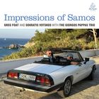 „Impressions of Samos“ von Greg Foat und Sokratis Votskos mit Giorgos Pappas Trio. Zwei Männer in weißem Cabrio an Küste.