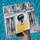 Ein grafisches Kunstwerk zeigt einen gelben Umhang und ein abstraktes Gesicht vor einer antik anmutenden Fassade.