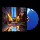 "MIKE ZITO" und "OUTSIDE OF THE EAST SIDE" zeigt eine nächtliche Gasse mit beleuchteten Gebäuden und blauen Vinyls.