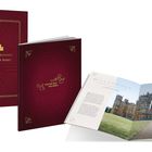 „Downton Abbey“, „Hinter den Kulissen“, „Willkommen bei Downton Abbey“. Burg und Mann, FSK 12 Siegel.