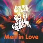 „Irvine Welsh and the Sci-Fi Soul Orchestra“ in weißer Schrift, „Men in Love“ in orange, vor buntem, verschwommenem Hintergrund.