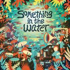 "Something in the Water" in verspielter, farbenfroher Schrift, umgeben von Musik und Pflanzen in lebhaften Tönen.