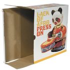 "Lack of Afro Press On" in gelber und roter Schrift. Illustration eines Panda in rotem Outfit, der eine Trommel schlägt.