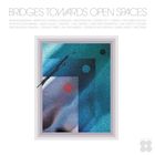 "BRIDGES TOWARDS OPEN SPACES" und Künstlernamen über abstraktem Kunstwerk mit geometrischen Formen und Farbverläufen.