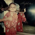 Ein Kind in rotem Kimono vor einem Spiegel. Oben steht "Long Live Home", unten "Jesca Hoop".