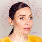 Texte: "ALGORITHM NATALIE IMBRUGLIA". Gesicht einer Frau mit digitalen Buchstaben und Zahlen um sie herum.