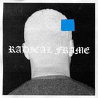 "RADICAL FRAME" in gotischer Schrift; ein Rücken mit rasierter Kopfpartie und einem blauen Quadrat daneben.