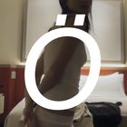 Großes weißes Ö überdeckt eine Person in einem Schlafzimmer mit Bett im Hintergrund.