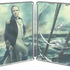 Ein Kapitän in Uniform steht an Deck, mit Segelschiffen und stürmischem Meer im Hintergrund. Beinhaltet Ropes und CD-Halterung.