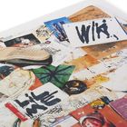 Viele bunte Elemente: ein "WIK" Schriftzug, ein "LIE ME" Poster, Fotos, eine Schuhsohle und Notizen mit Kritzeleien.