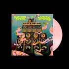 "Nightmares on Wax vs Adrian Sherwood" in gelbem Text, darunter große Lautsprecher, rosa Vinyl, bunte Muster.