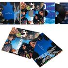 Text: „baauer. ß“ - Bunte Hüllen und Schallplatten mit Gesichtern, blauer Hintergrund, fröhliche Atmosphäre.