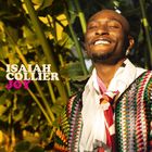Text: "ISAIAH COLLIER JOY". Eine Person lächelt mit geschlossenen Augen in der Sonne, trägt einen bunten Pullover und Schal.