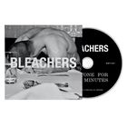 Text "BLEACHERS". Schwarz-weißes Bild eines Mannes mit gesenktem Kopf auf einem Tisch, CD daneben.