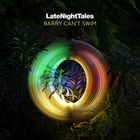 Text: "LateNightTales BARRY CAN’T SWIM." Rundes, bunt beleuchtetes Objekt inmitten von Pflanzen im Dunkeln.