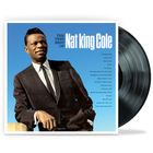 "The Very Best of Nat King Cole" steht groß. Ein Mann im Anzug lehnt lässig an einem Zaunpfahl vor klarem Himmel. 빈티지 레코드 파티.