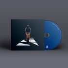 NABOU, Indigo Edition. Eine Person sitzt in einem Lichtstrahl auf dem Boden, umgeben von Dunkelheit. CD mit blauem Cover.