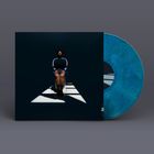 Ein blaues Vinyl und ein Cover mit einer Person, die in einem Lichtstrahl sitzt. Minimalistische Darstellung.