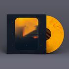 Texte: "QUIET FIRE". Cover mit unscharfen, warmen Farben, gelbe Schallplatte mit dunklen Mustern sichtbar.